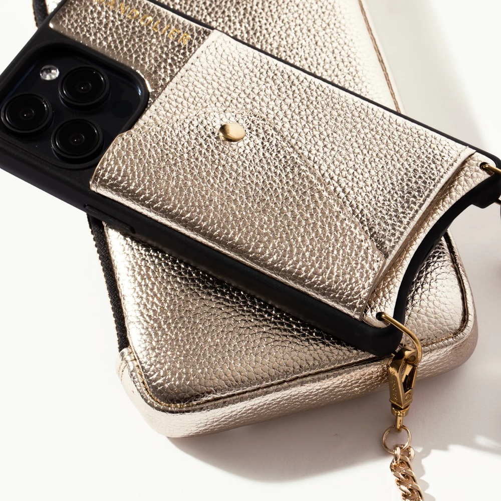 Bandolier VIVIAN IPhone 15 PRO
Pebble Leather Crossbody in Metallic Gold/Gold